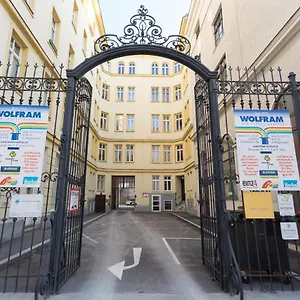  Apartment Margareten Long